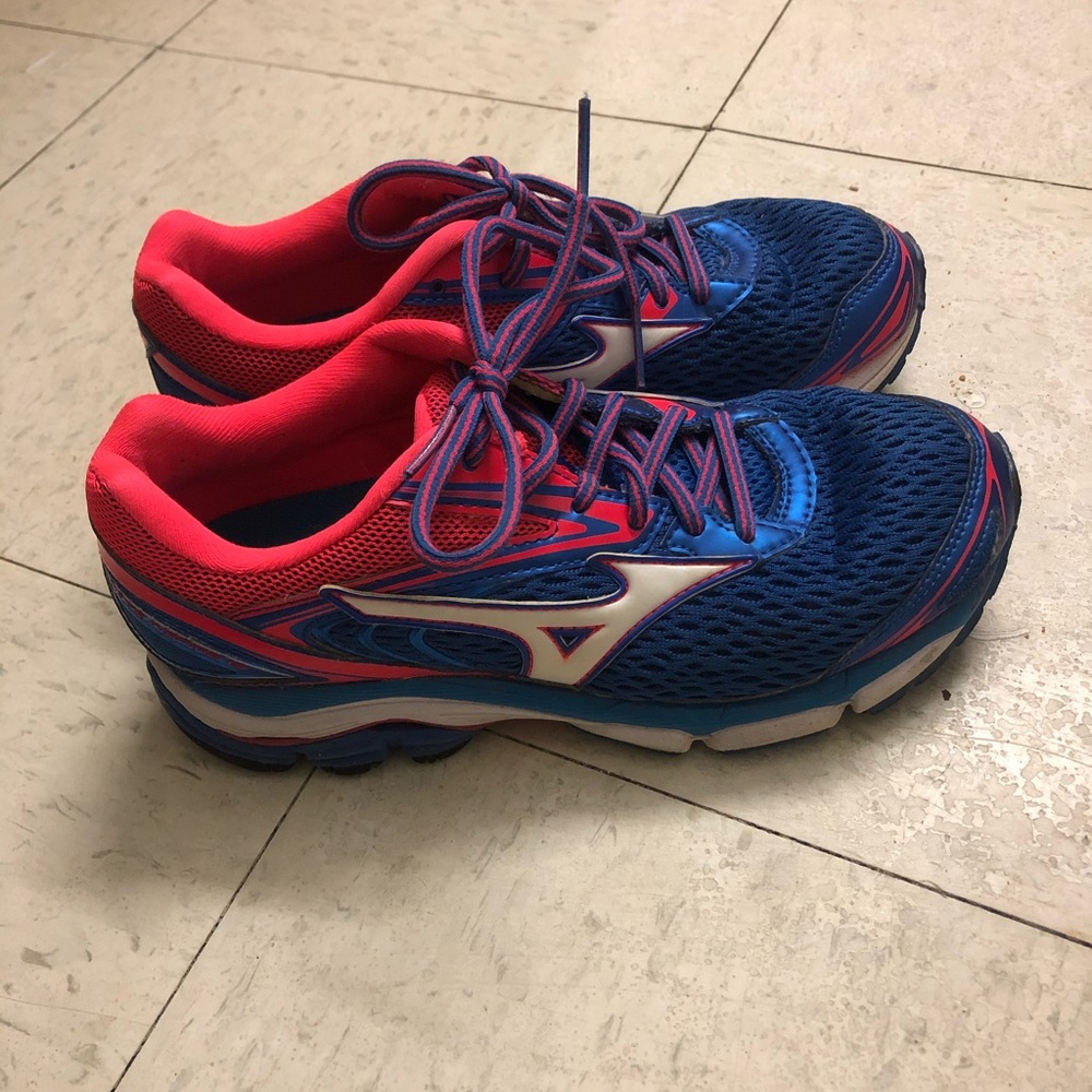 Women’s Mizuno tennis shoes - Picture 1 of 4